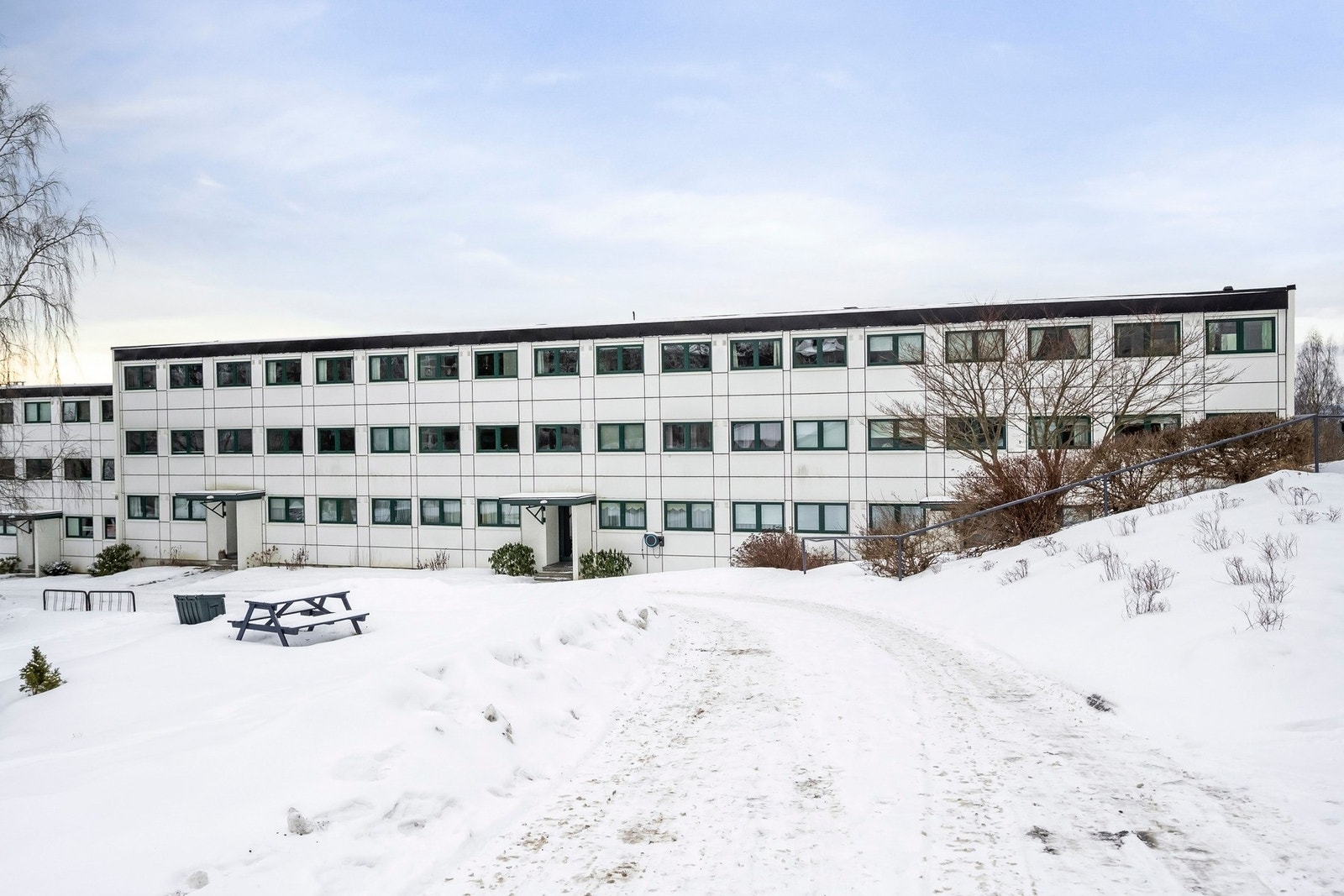 Adkomst gjøres via felles trappegang med callinganlegg. Galleribilde