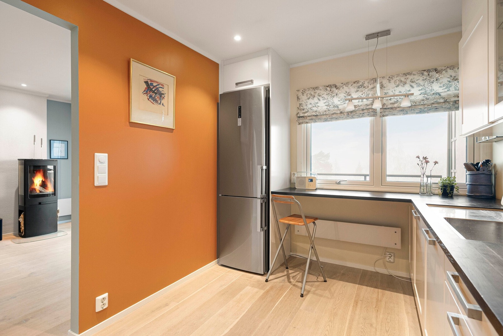 Kjøkkenet har hvitevarer bestående av integrert platetopp, stekeovn, mikroovn og oppvaskmaskin, samt kjøl-/fryseskap plassert i nisje, som medfølger salget. Galleribilde