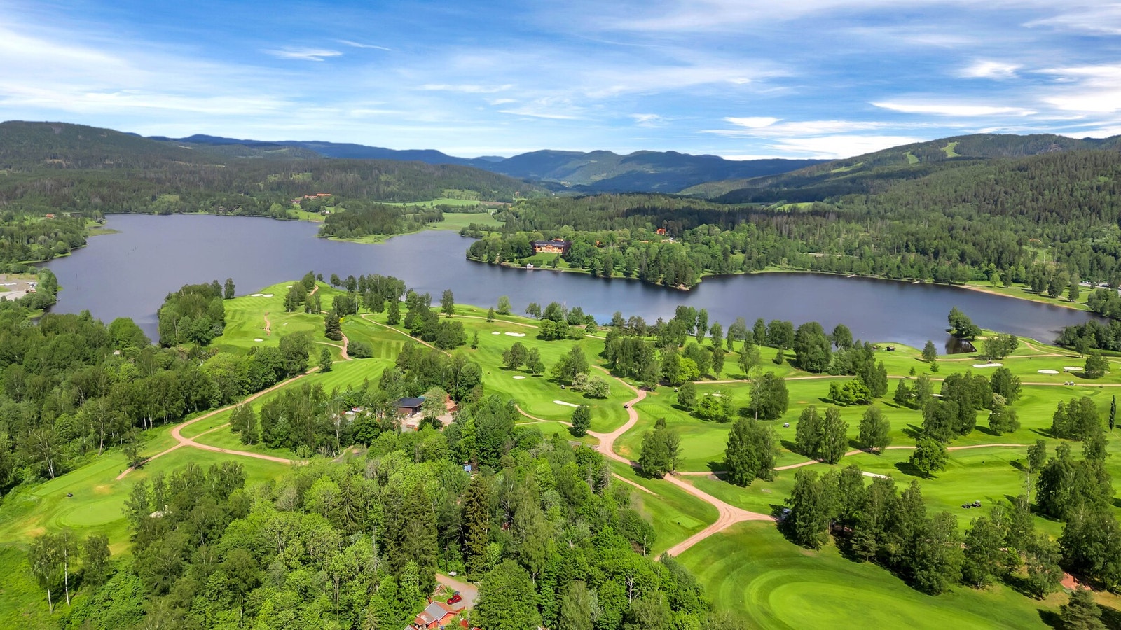 Det er flere gode golfbaner i området med bla. Toppgolf ligger en kort kjøretur unna og tilbyr Norges største treningssenter for golfere. Galleribilde
