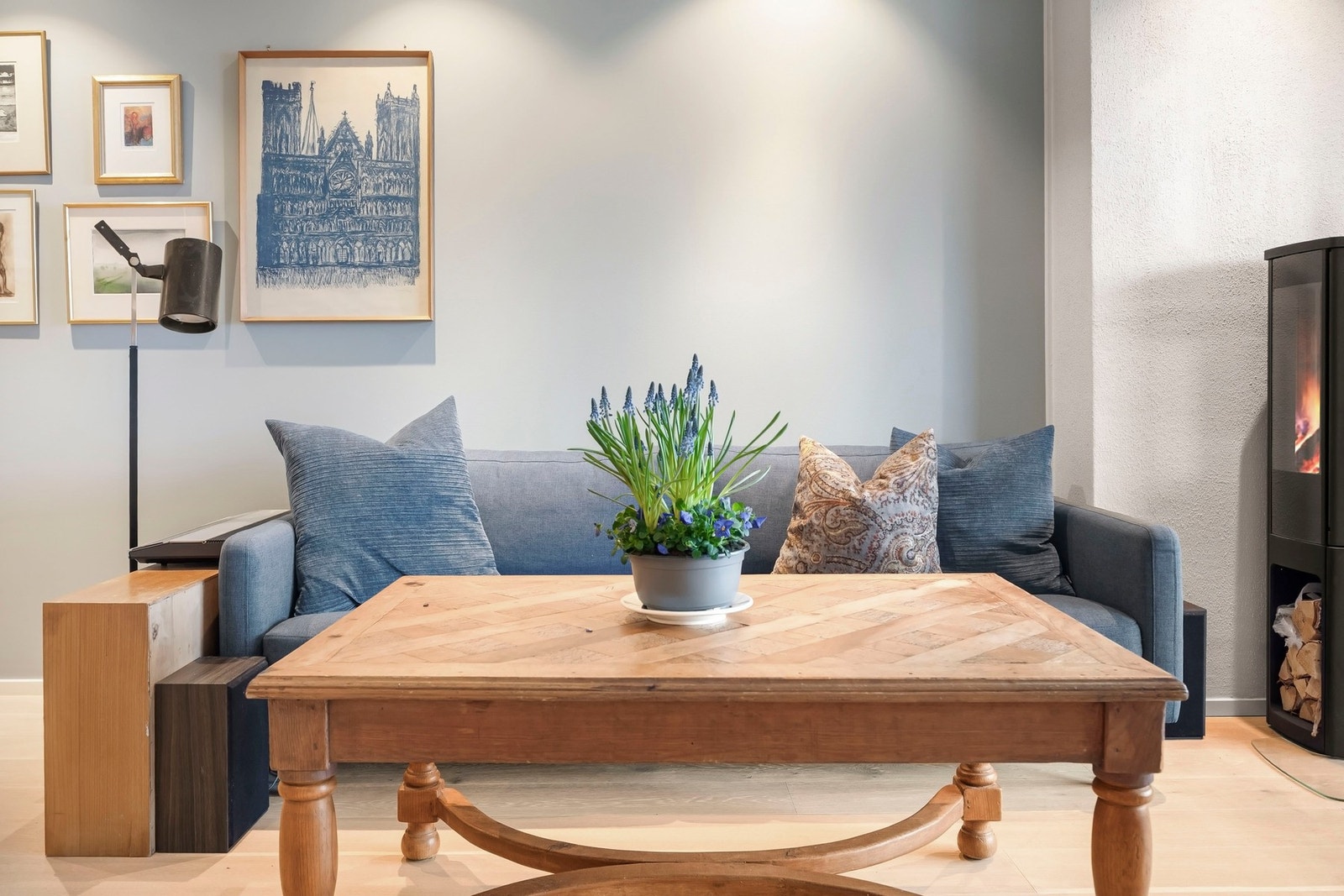 Veggene er malt i en lys blåtone og gulvet er dekket med en-stavs parkett. Galleribilde