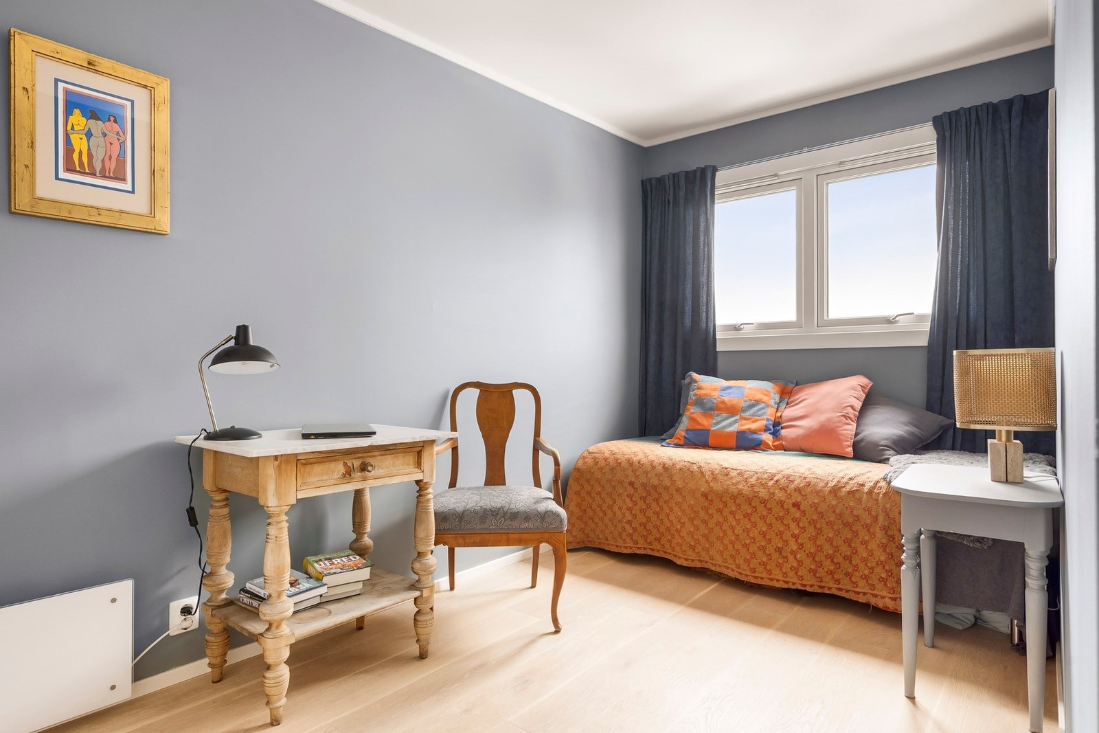 Det andre soverommet er også av god størrelse med plass til en seng, nattbord og en oppbevaringsløsning. Galleribilde