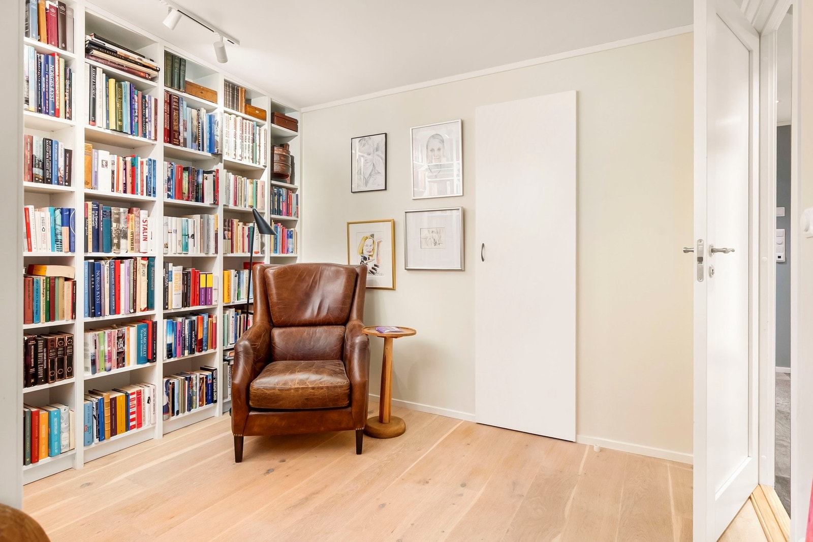 Leiligheten har også et rom brukt som bibliotek, som kan innredes etter behov og passer også utmerket som et garderoberom. Galleribilde