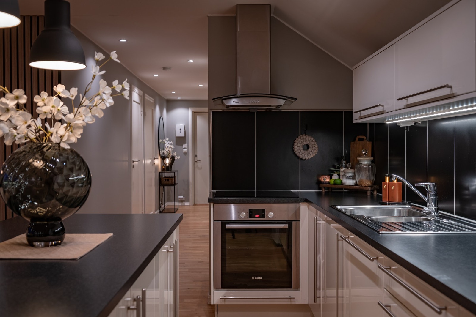 Kjøkkenet har integrerte hvitevarer i form av komfyr, platetopp og oppvaskmaskin. Galleribilde