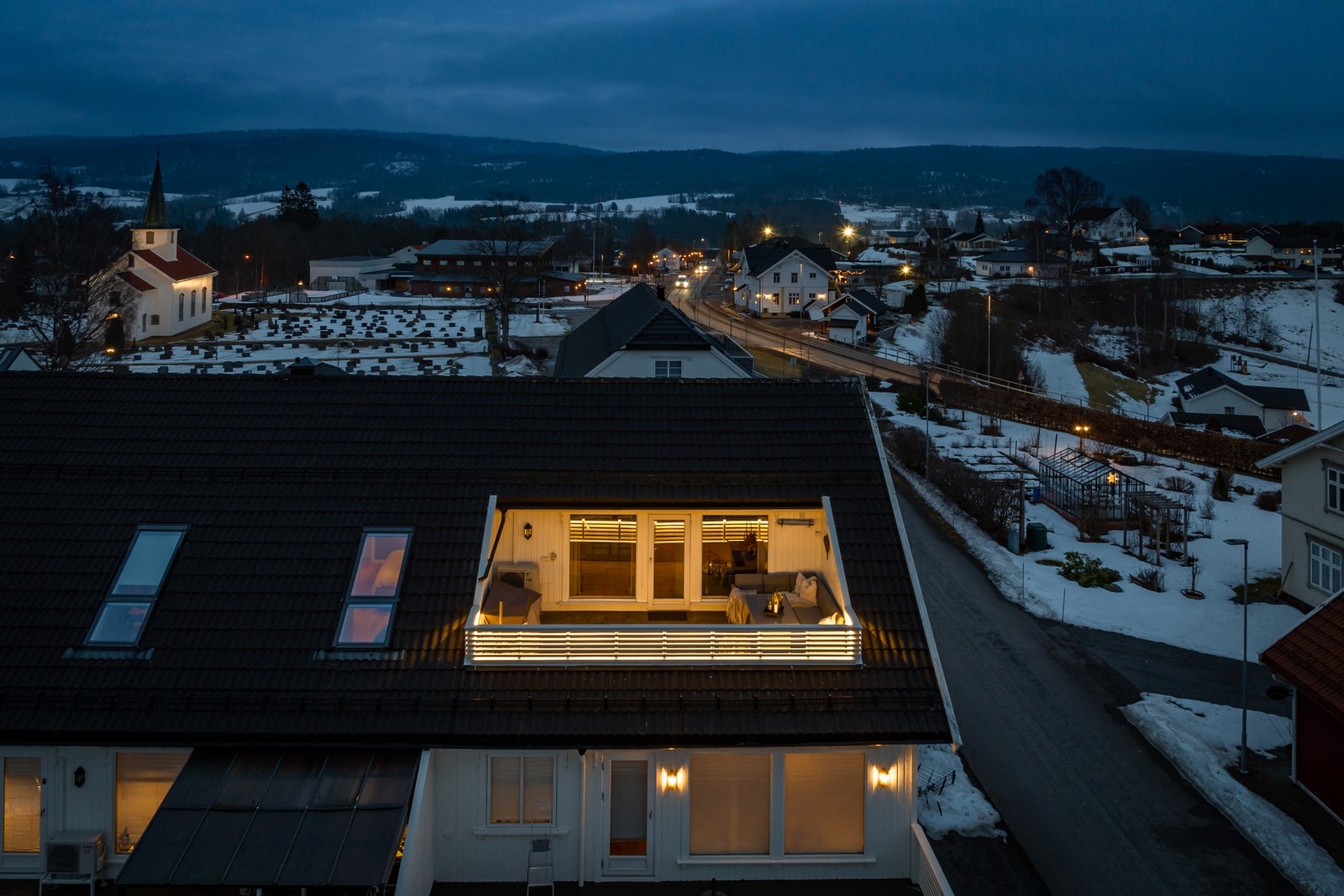 Leiligheten har en nydelig uteplass med fin belysning. Galleribilde