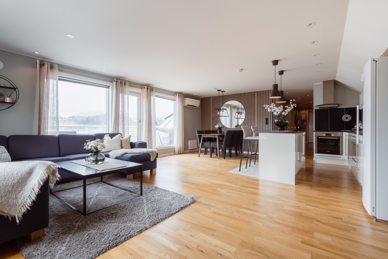 Leiligheten har god størrelse med rom får både en god sofa og hyggelig, sosial spiseplass. Galleribilde