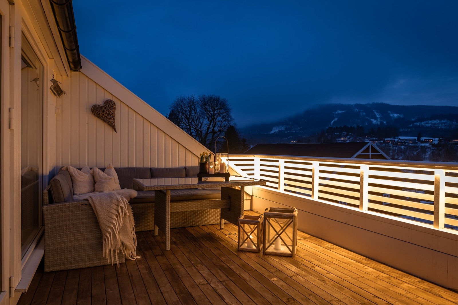 Her kan du virkelig nyte moderne komfort og nydelig uteplass, samt nærhet til alt du trenger i hverdagen. Galleribilde