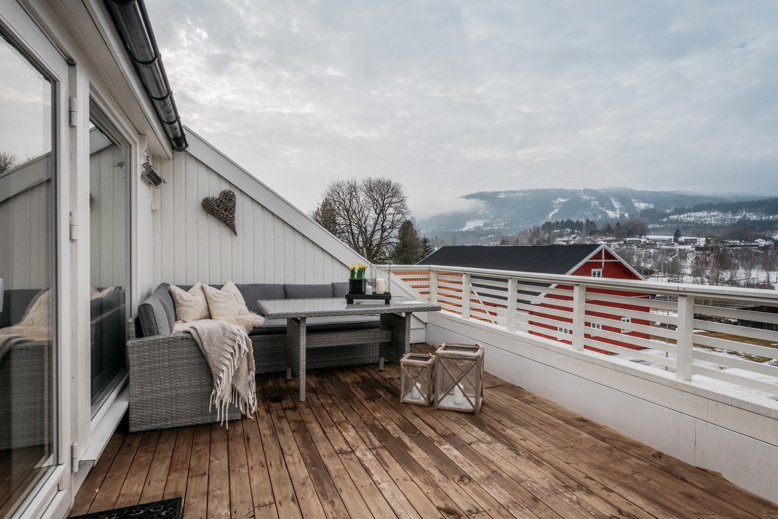 Uteplassen vender mot vest og gir deg godt med kveldssol. Her kan du virkelig nyte utsikt over omgivelsene. Galleribilde