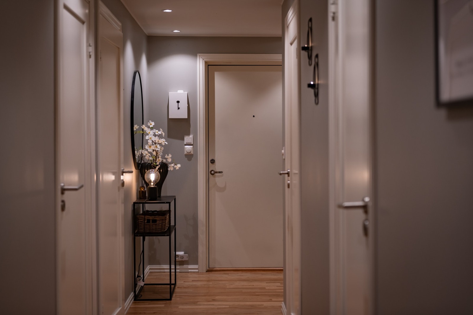 Innvendig venter en hyggelig entre med slette, lysmalte overflater, parkett på gulv og downlights i himling - dette er gjennomgående for hele leiligheten. Galleribilde