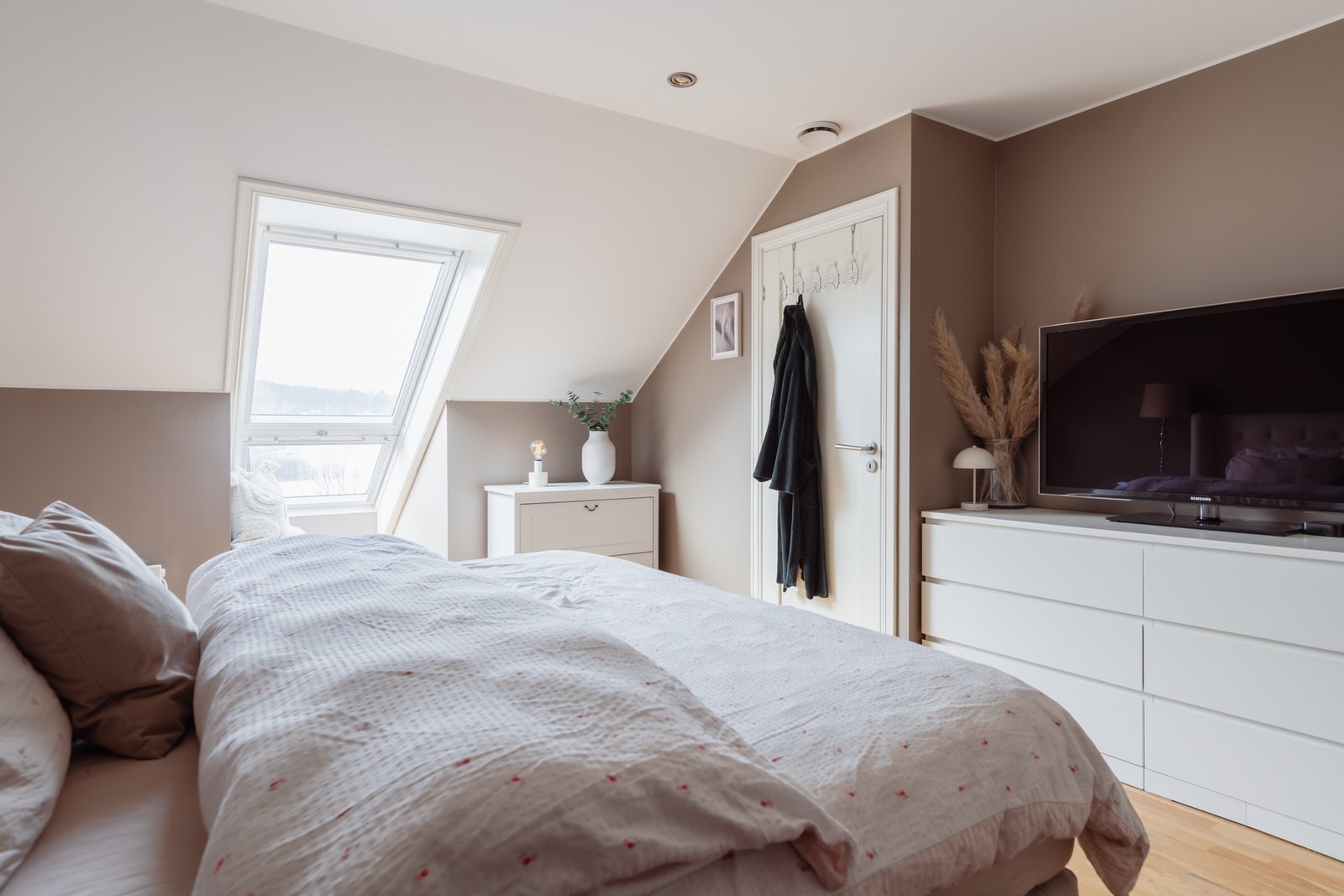 Videre er det 2 gode soverom, begge med inngang til hver sin praktiske bod. Galleribilde