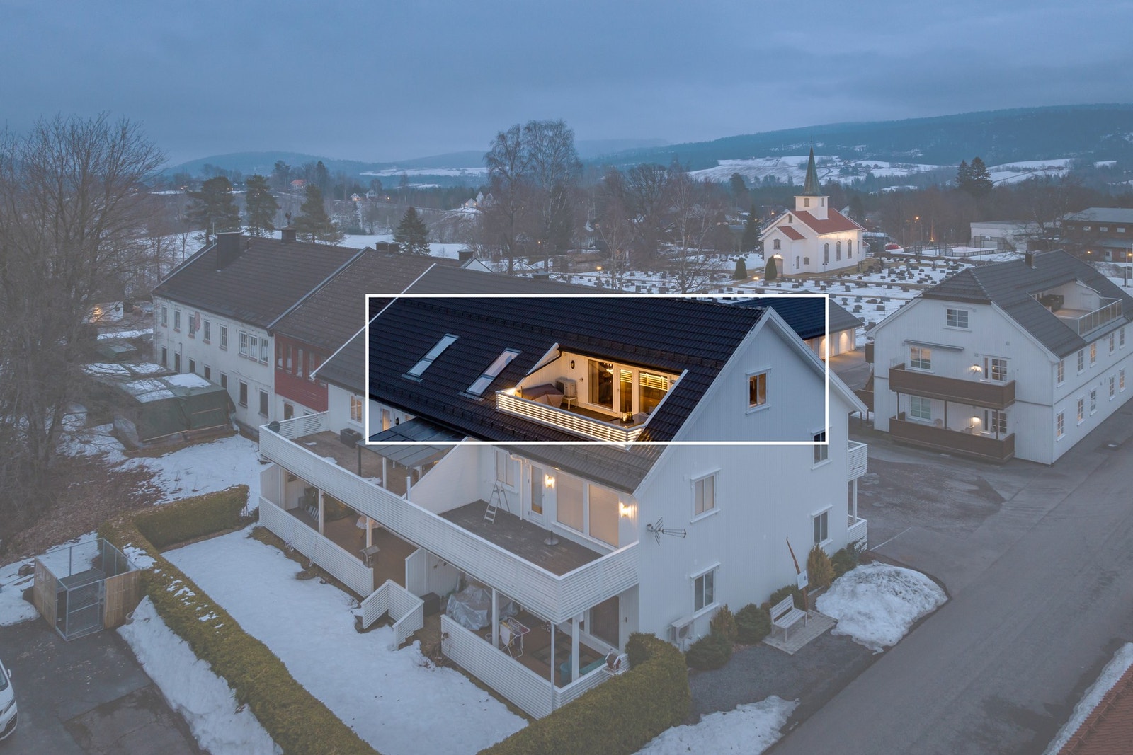 Leiligheten ligger alene i toppetasjen, i et bygg som ble renovert og ombygget i 2012. Galleribilde