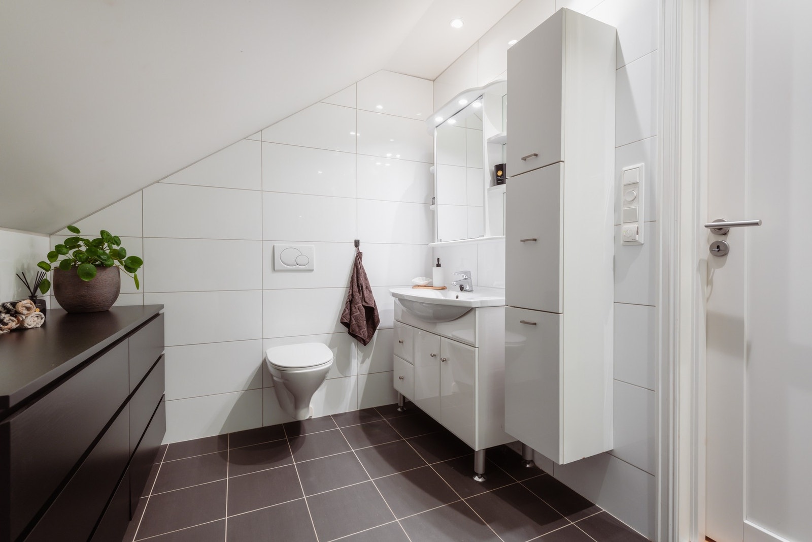 Delikat, flislagt bad med dusjkabinett og opplegg for vaskemaskin. Galleribilde