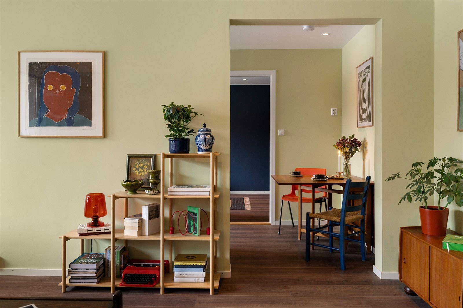 Leiligheten har vært sporadisk oppgradering med blant annet rørfornying utført i regi av aksjelaget. Galleribilde