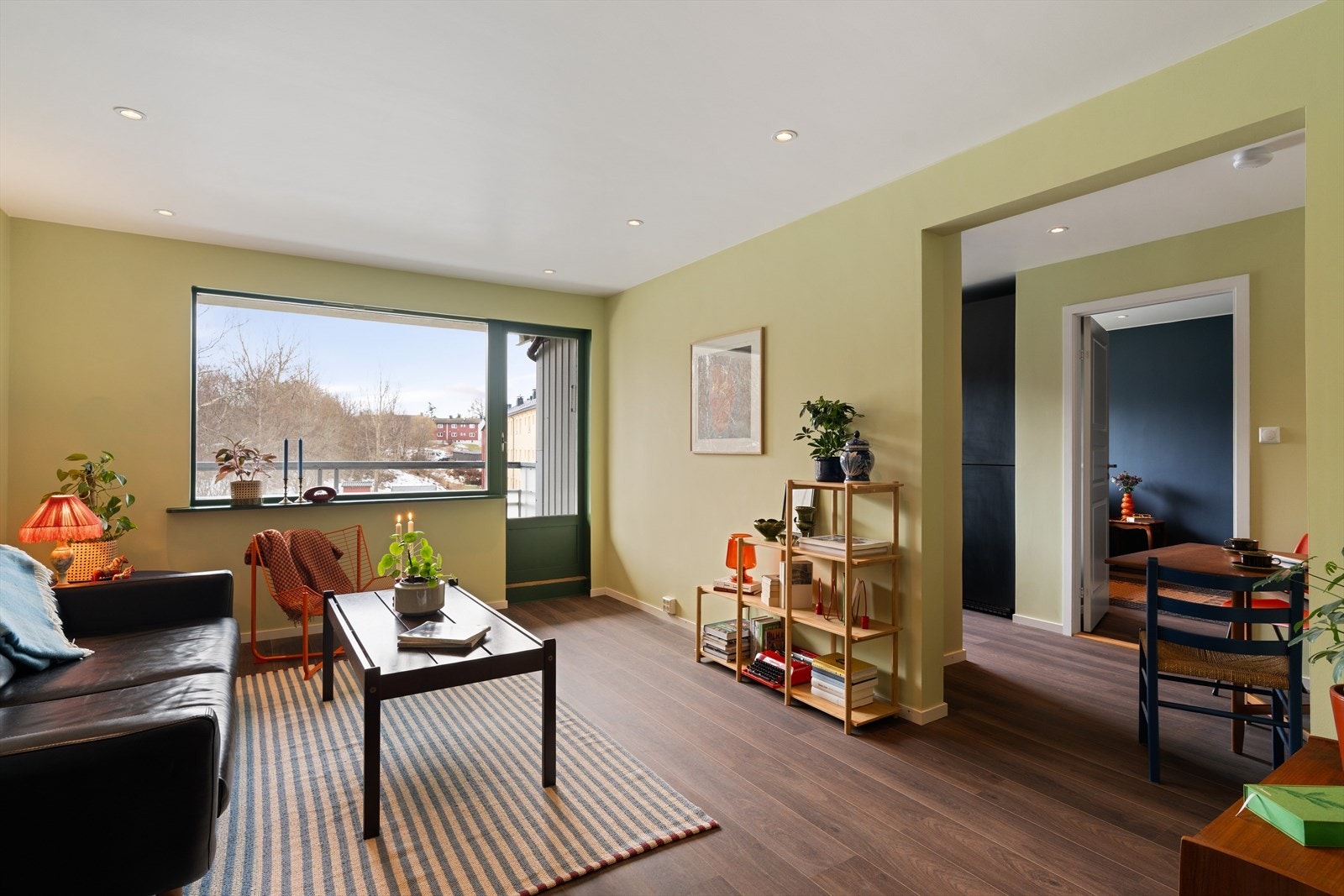 Her får man en utrolig fargerik, stilfull og svært innbydende leilighet med en helt unik atmosfære. Galleribilde