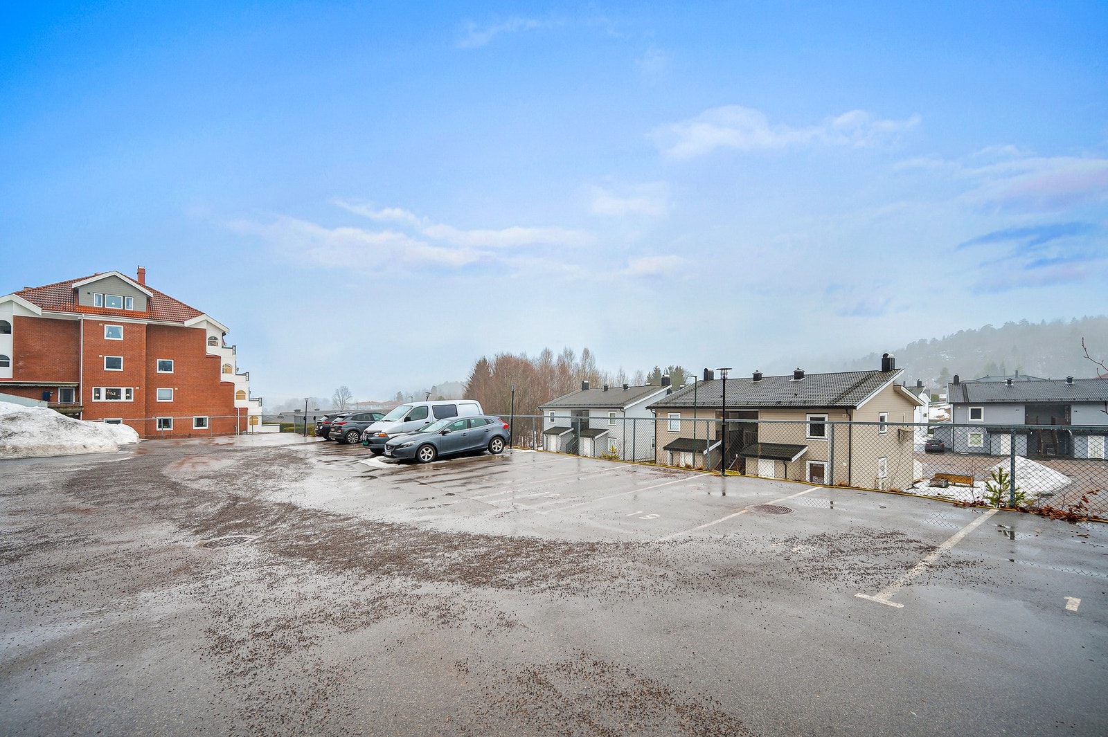 Felles parkering med flere el-bil ladere. Galleribilde