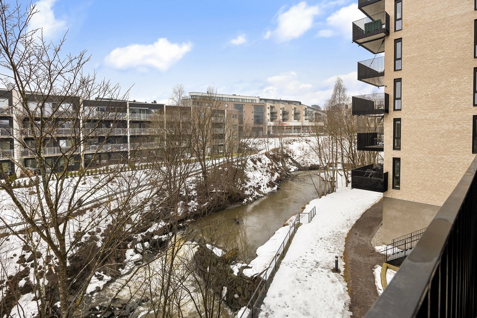 Fra stuen er det direkte utgang til en romslig balkong på ca. 10 m² med plass til sittegruppe, grill og planter. Her kan du nyte solen og den rolige utsikten over elva. Galleribilde