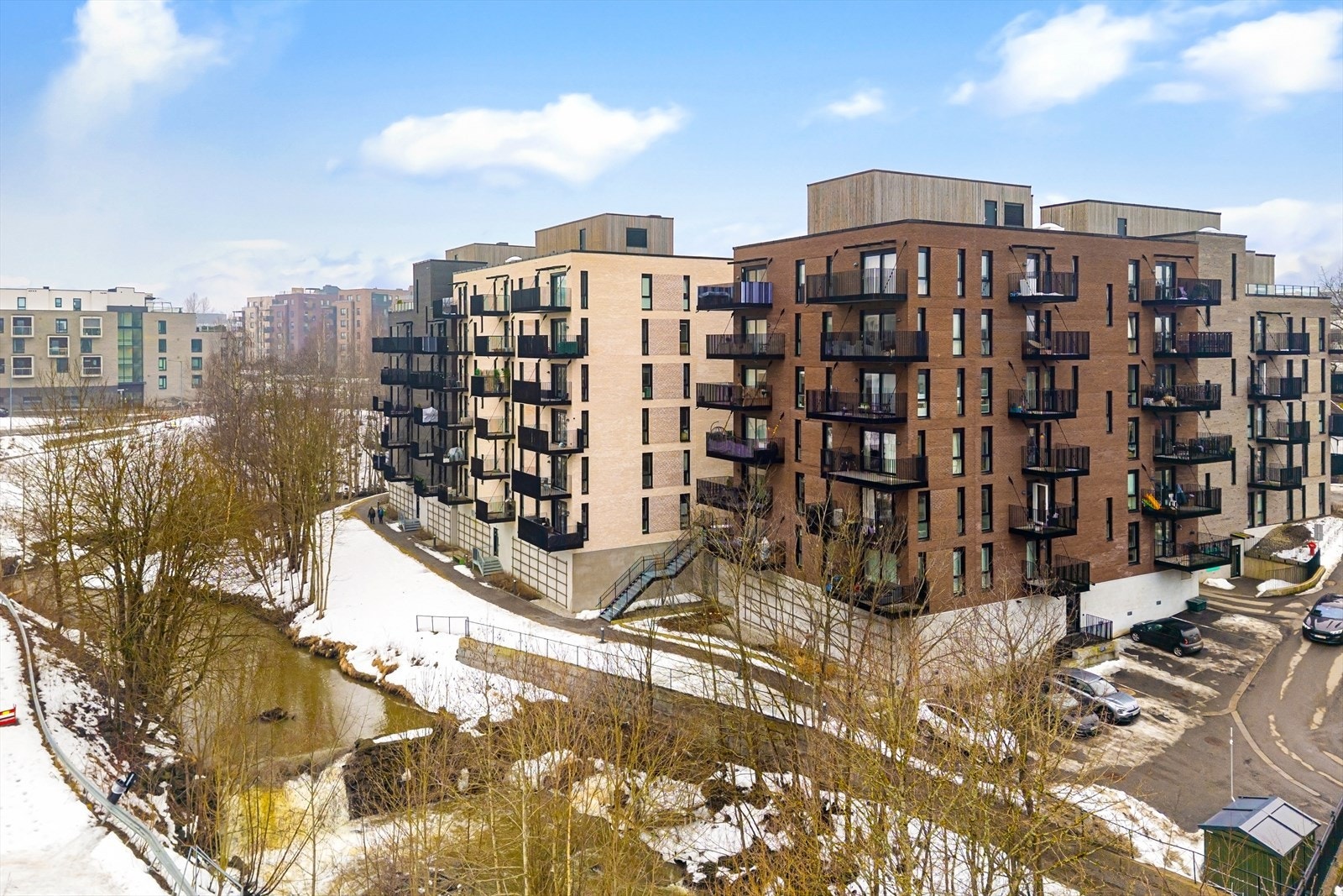 Boligen har en attraktiv beliggenhet på Strømmen, med kort vei til tur- og friluftsområder, offentlig transport og ulike servicetilbud Galleribilde