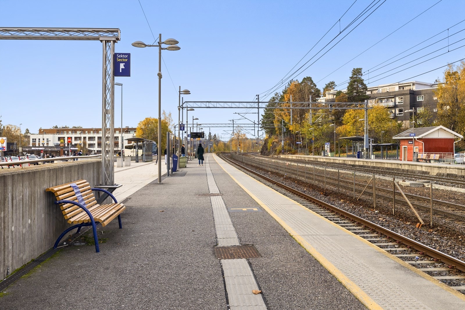 Området er godt dekket med offentlig kommunikasjon med både buss- og togforbindelser. Galleribilde