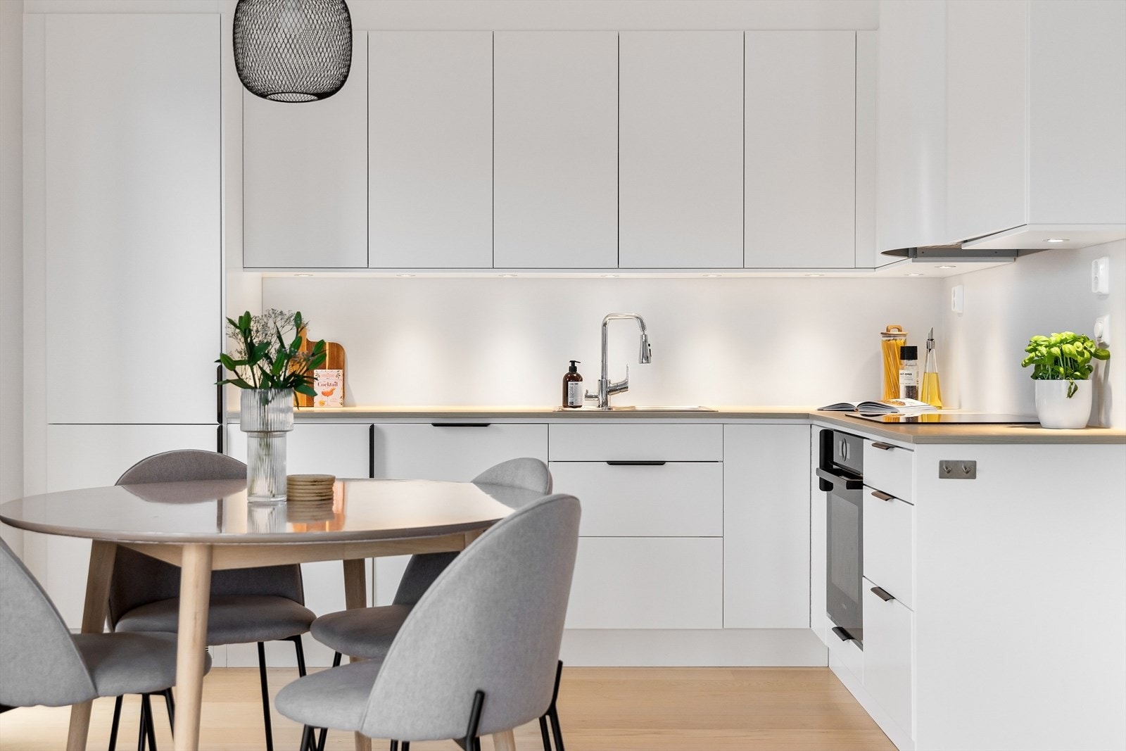 Tidløst kjøkken med god oppbevaringsplass i både skuffer og skap. Galleribilde