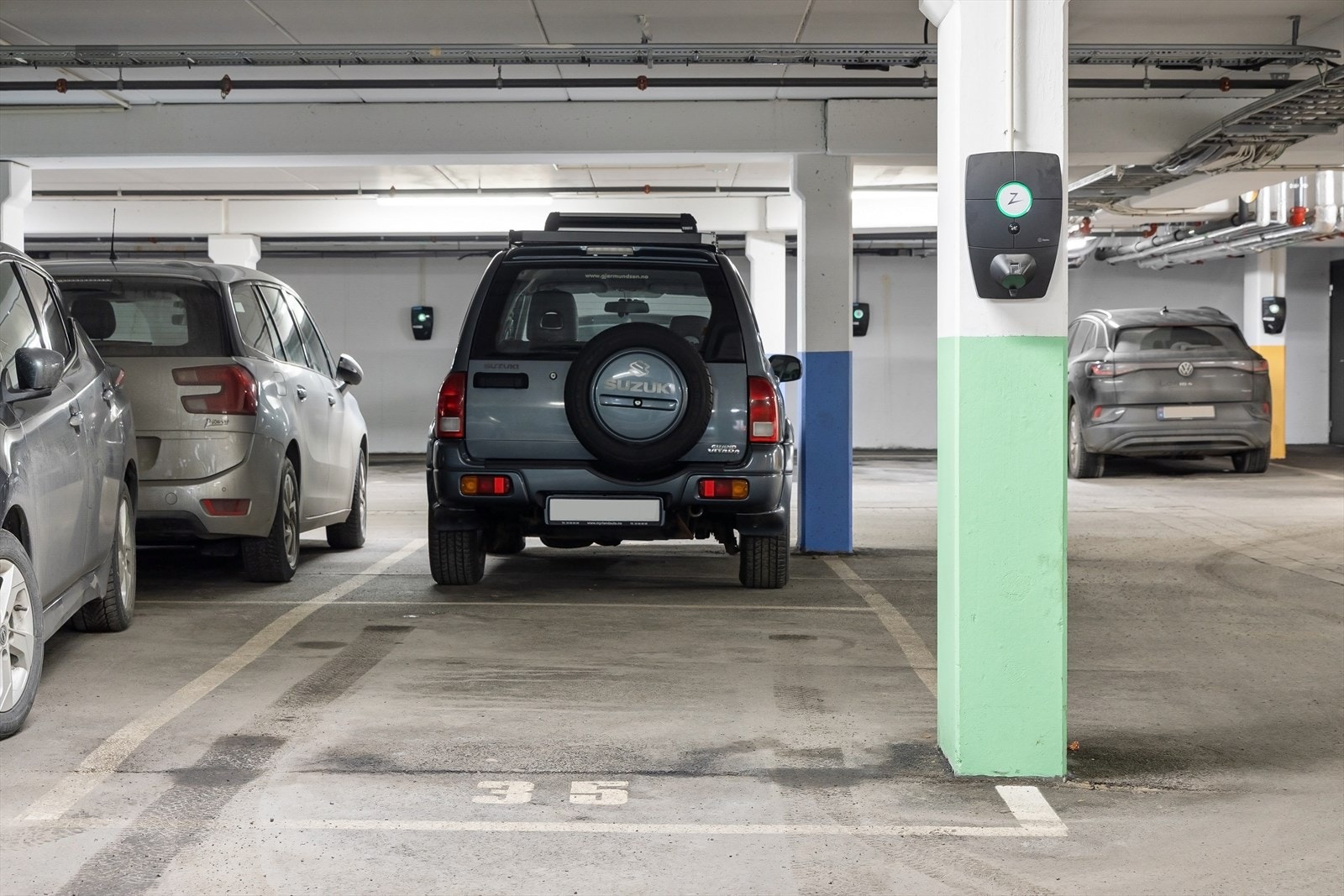 Det medfølger p-plass med elbillader i felles garasjeanlegg. Plass nr. 35. Galleribilde