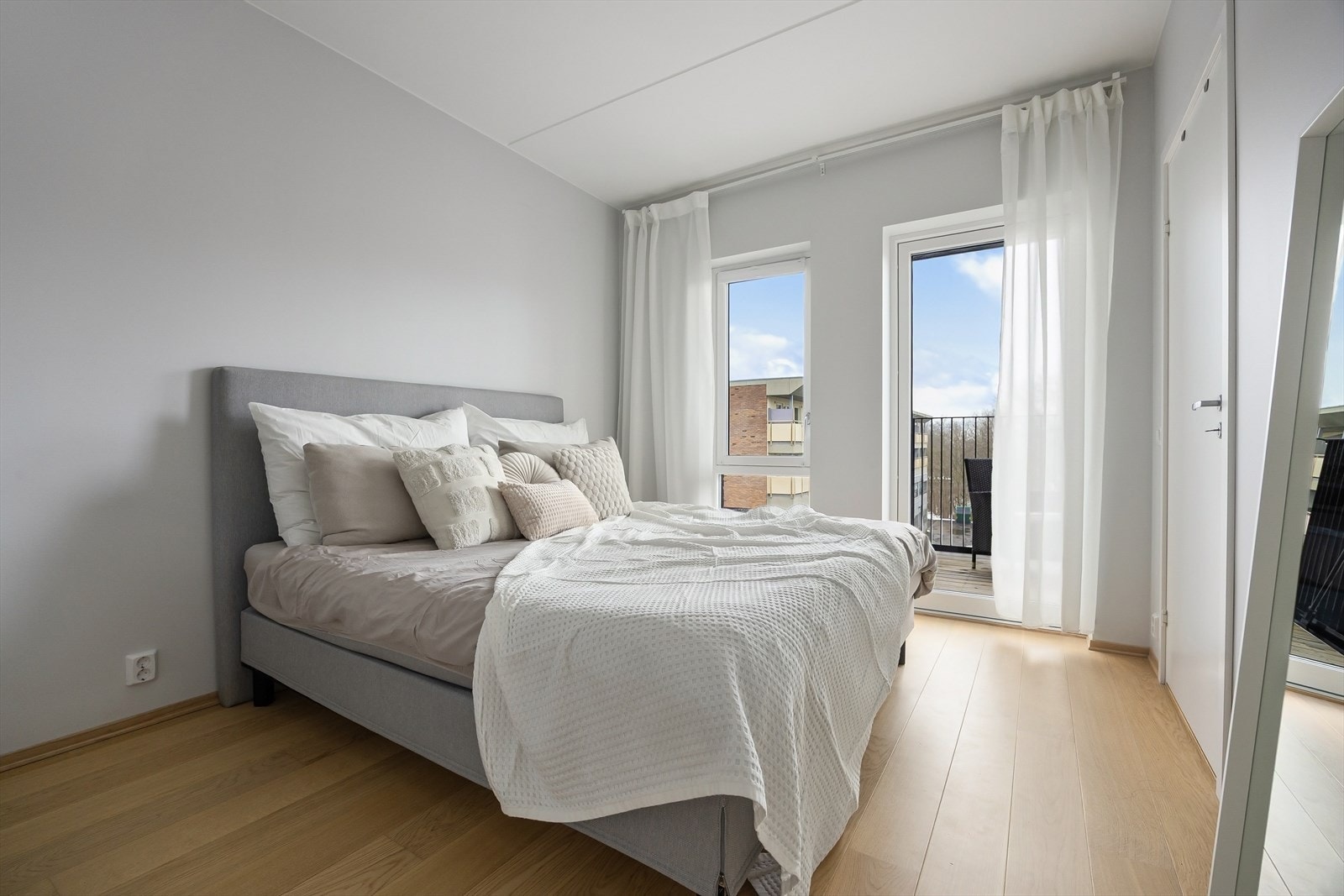 Hovedsoverommet | Rommet er av god størrelse med plass til dobbeltseng og tilhørende nattbord. Galleribilde