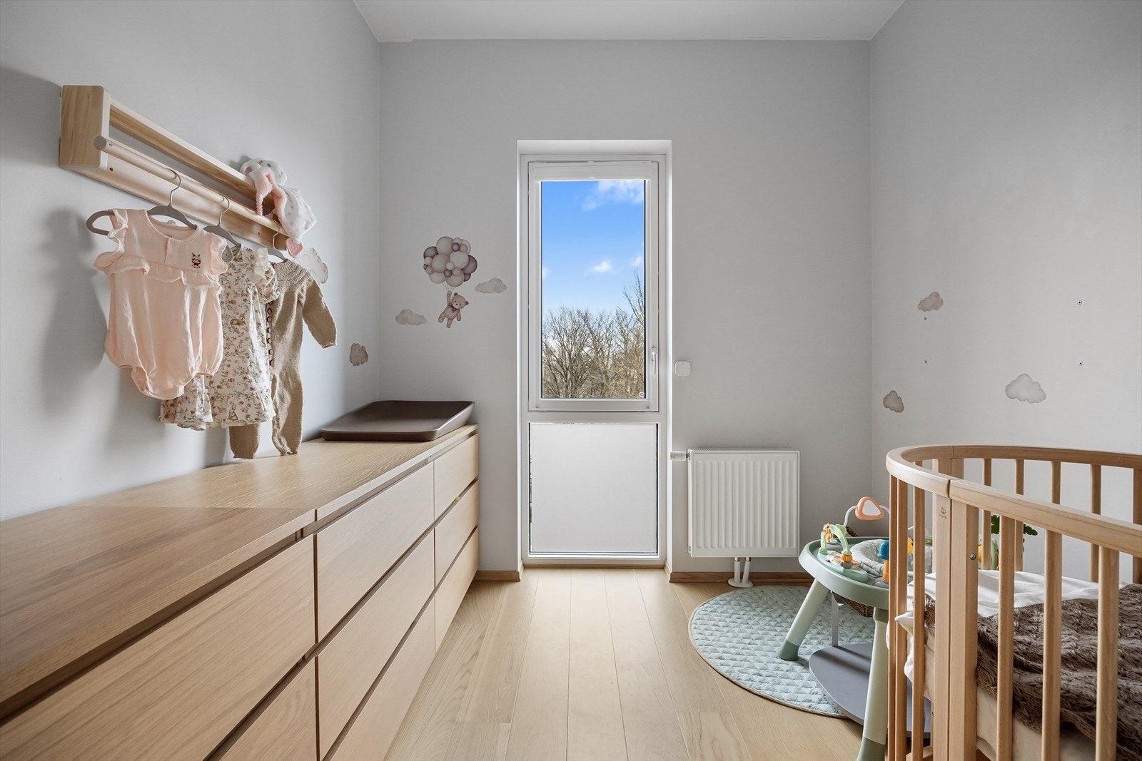 Soverom II | Innbydende rom med plass til seng, nattbord og garderobeløsning. Galleribilde