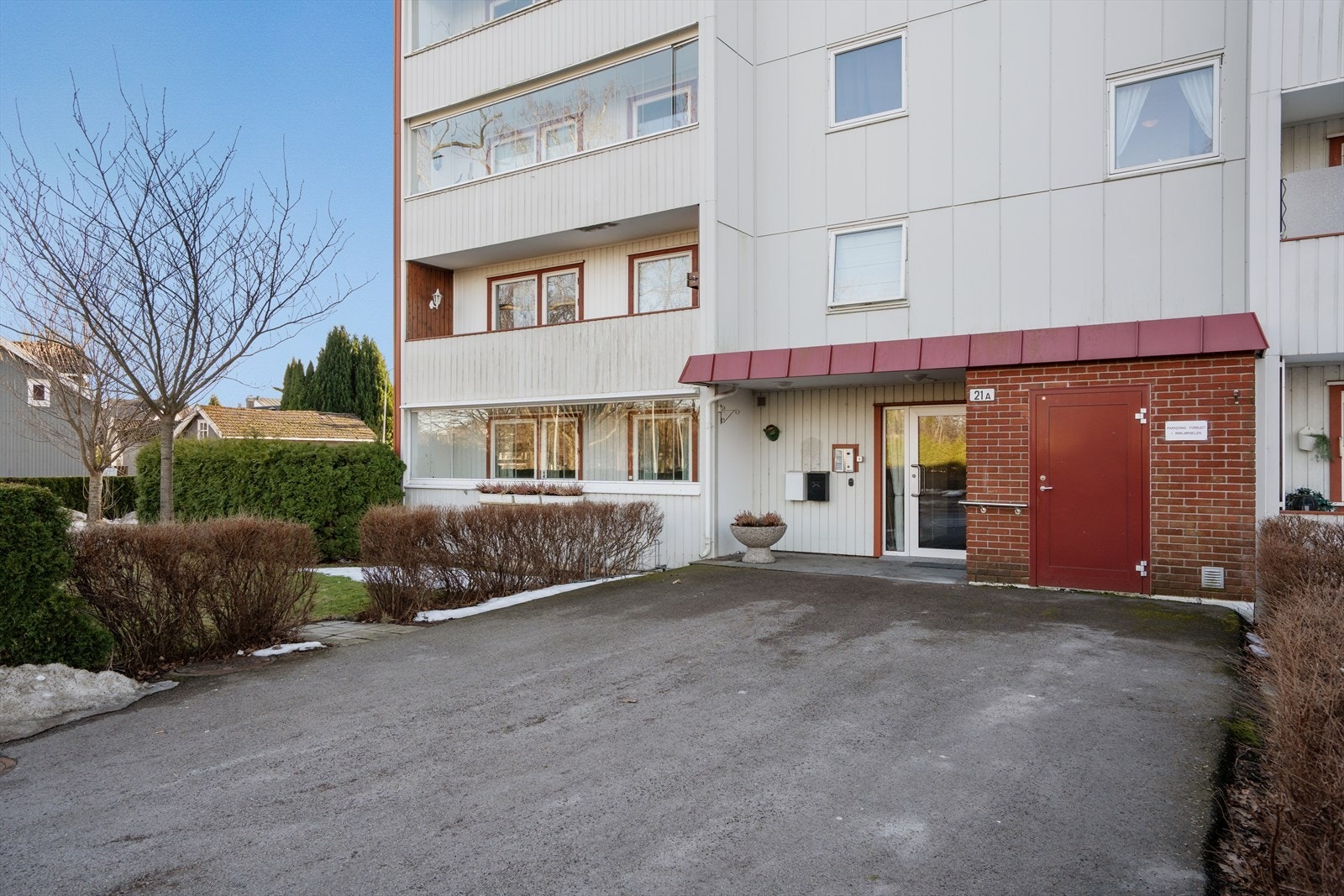 Hyggelig felles inngang med praktisk porttelefon Galleribilde