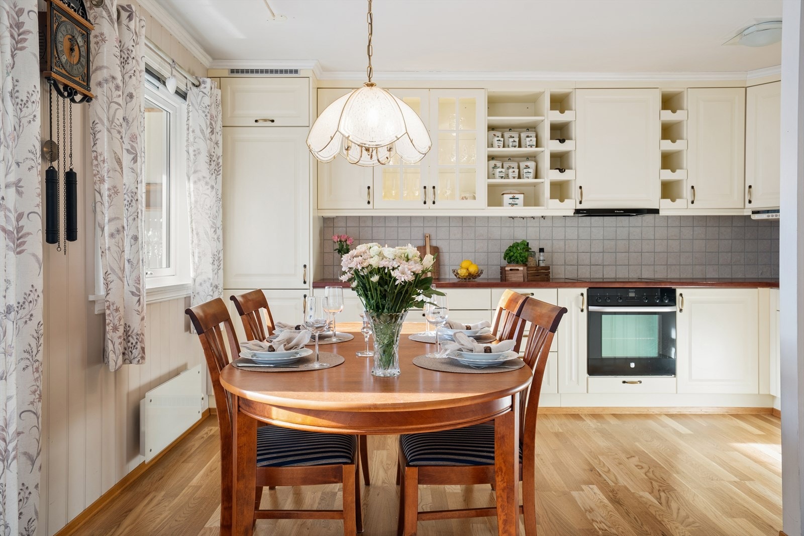 Hyggelig plass til spisebord og stoler foran vinduet Galleribilde