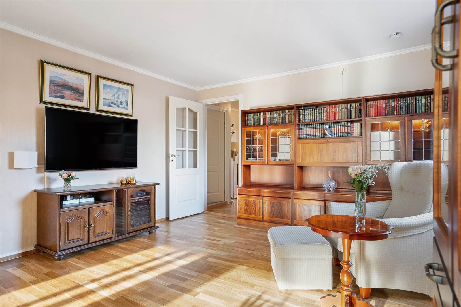 Det er plass til flere ulike soner i rommet, herunder TV-stue Galleribilde