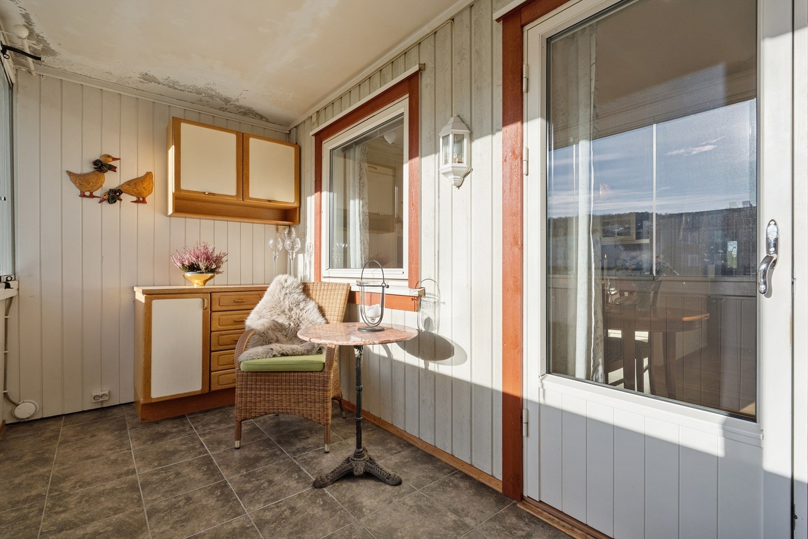 Det er satt opp en skap-seksjon på den ene veggen på balkongen. Det er også stikk-kontakt som kan brukes til et lite kjøleskap. Praktisk om man skal invitere gjester Galleribilde