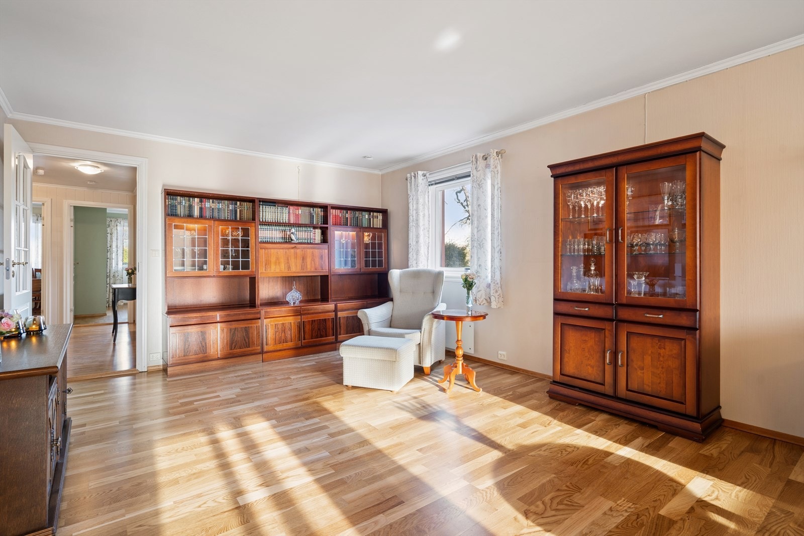 Stuen er romslig og har god plass til diverse møbler Galleribilde