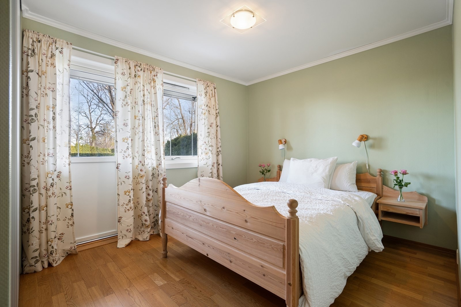 Leilighetens 2. soverom har skyvedørsgarderobe, plass til dobbeltseng, samt utgang til balkong Galleribilde