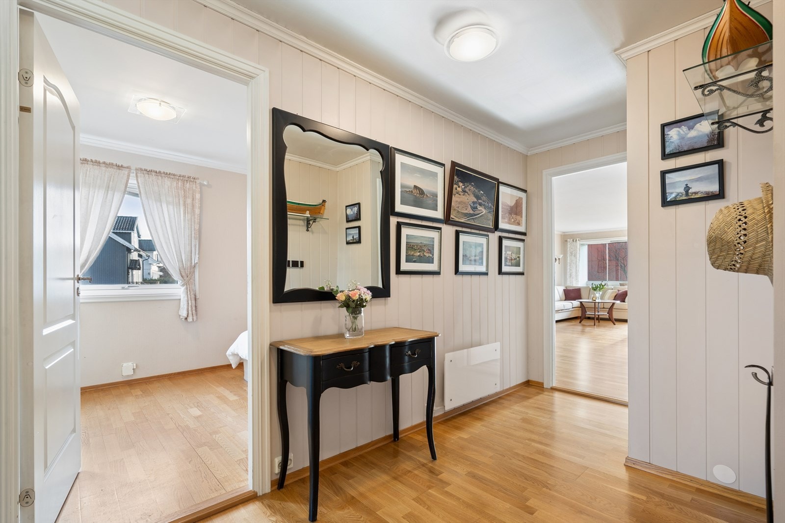 Her ser man inngangen til leilighetens første soverom Galleribilde