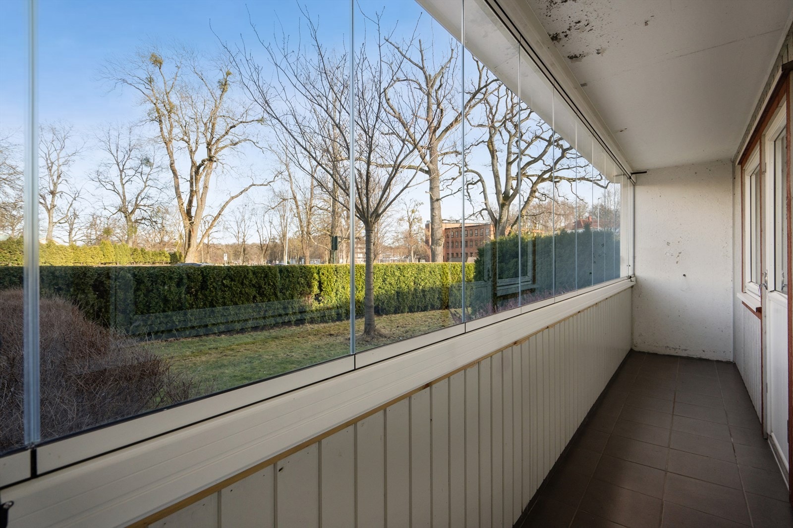 Balkongen med tilgang fra soverommet er også overbygget og innglasset, et perfekt sted for å trekke seg litt tilbake Galleribilde