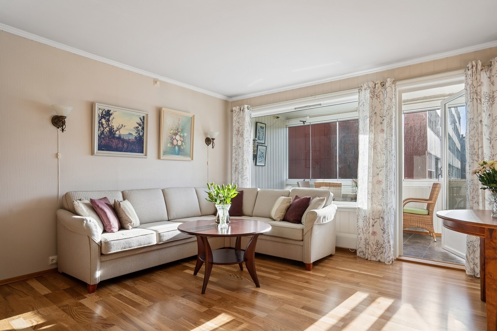 Det er godt med lysinnslipp fra flere store vindusflater Galleribilde