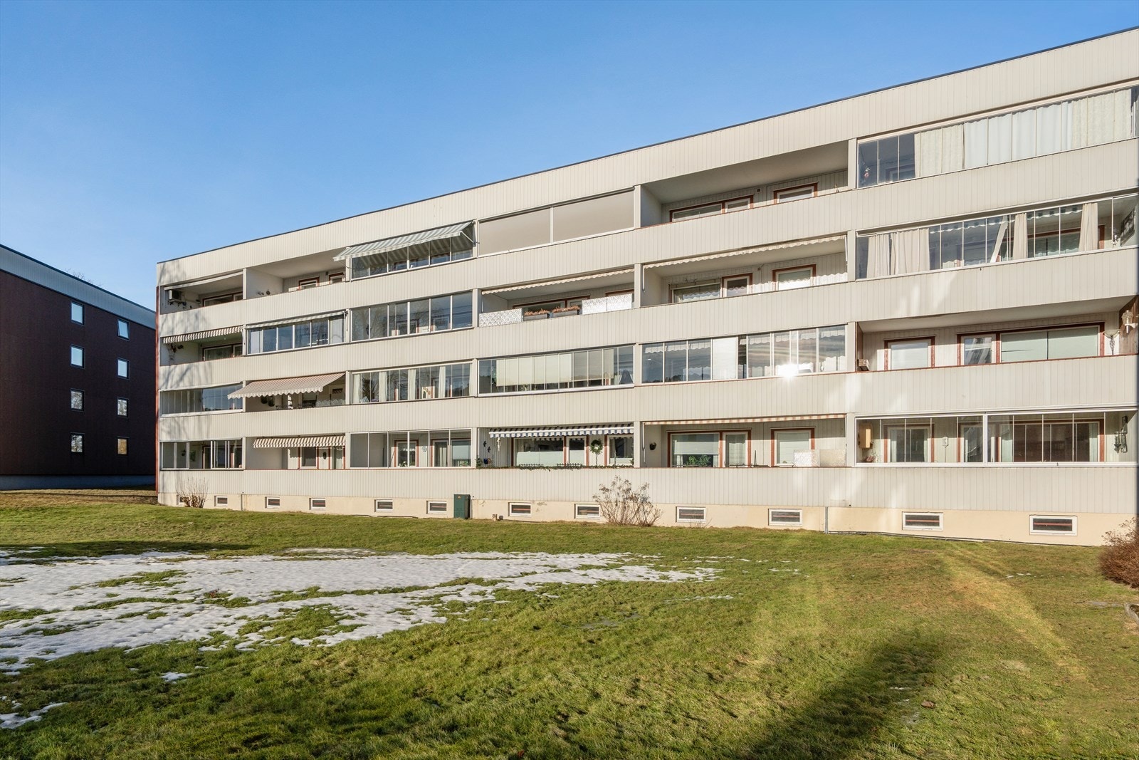 Balkongen har utsyn mot fellesområdet til borettslaget Galleribilde