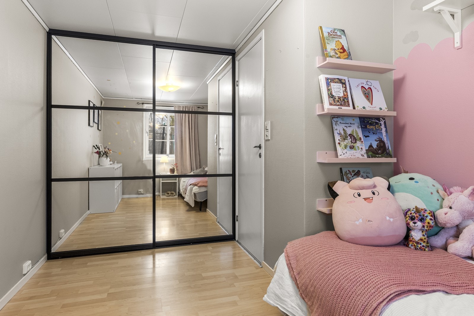 En stor skyvedørsgarderobe gir rikelig med oppbevaringsplass. Galleribilde