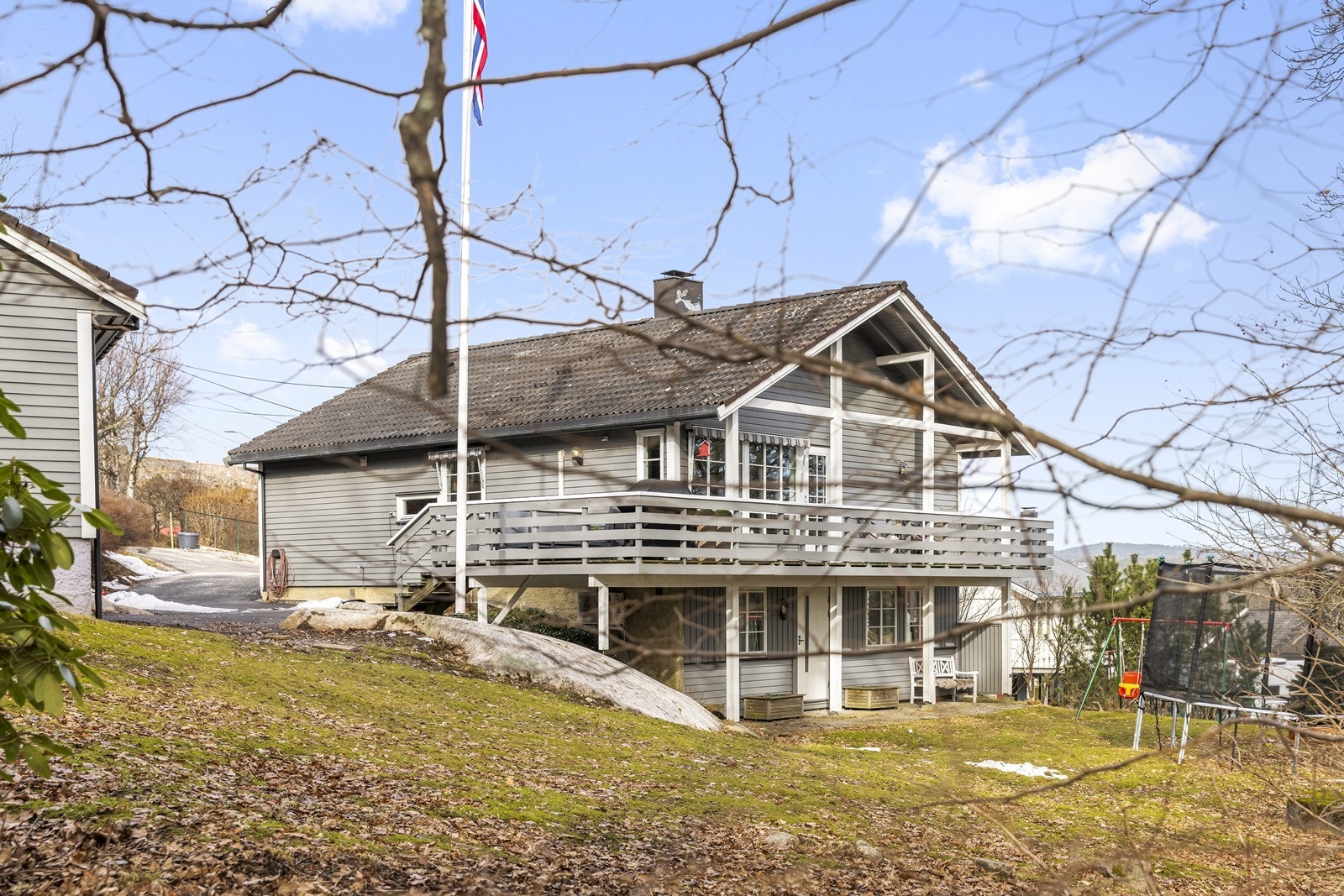 Tomten er opparbeidet med gressarealer som gir gode lekemuligheter. Galleribilde