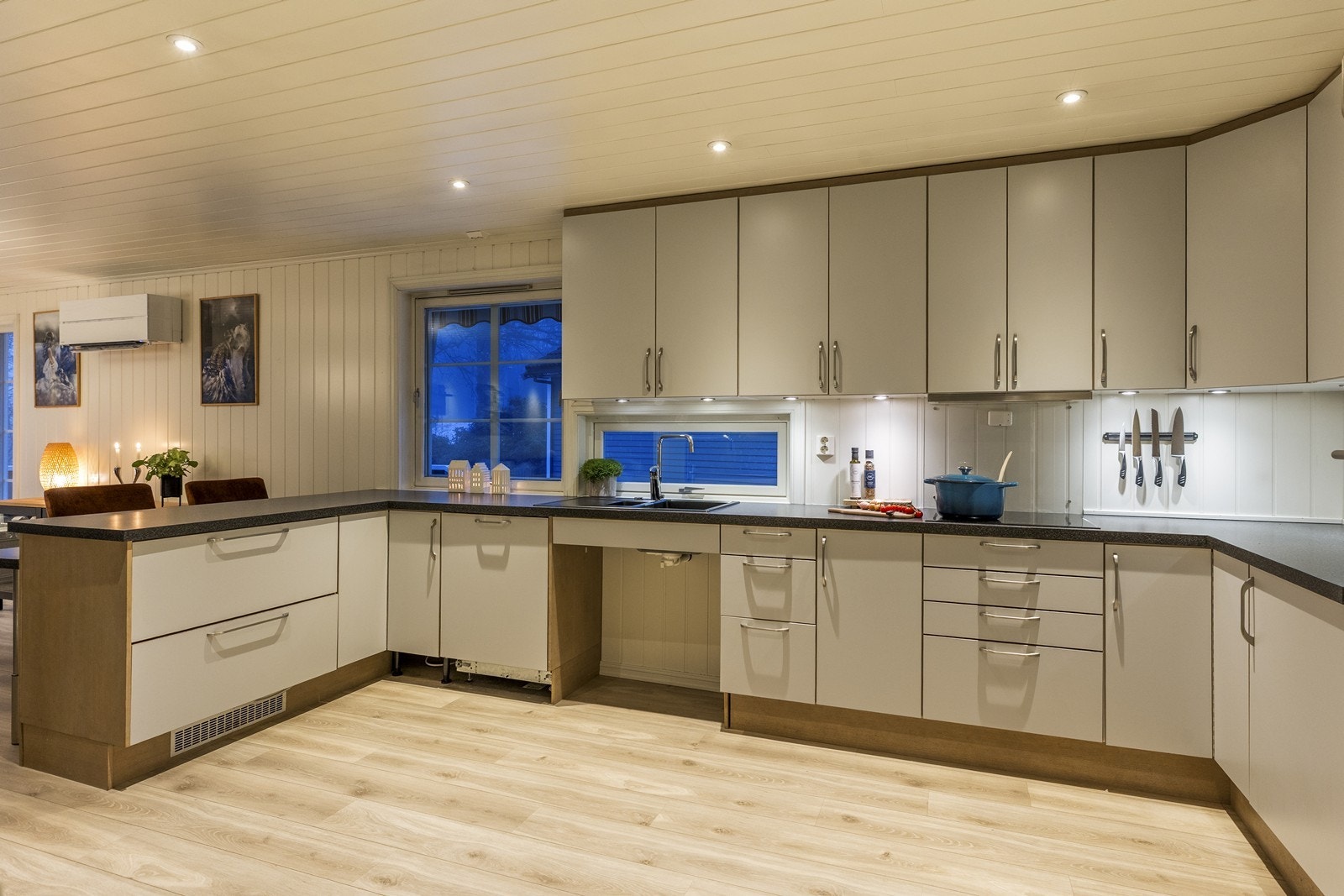 Kjøkkenet har rikelig med skapplass i over- og underskap. Galleribilde