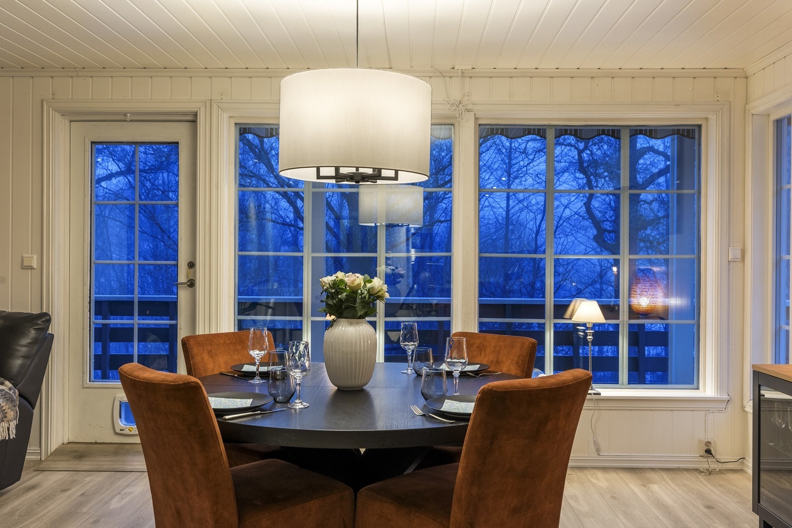 Fra stuen er det direkte utgang til en stor terrasse. Galleribilde