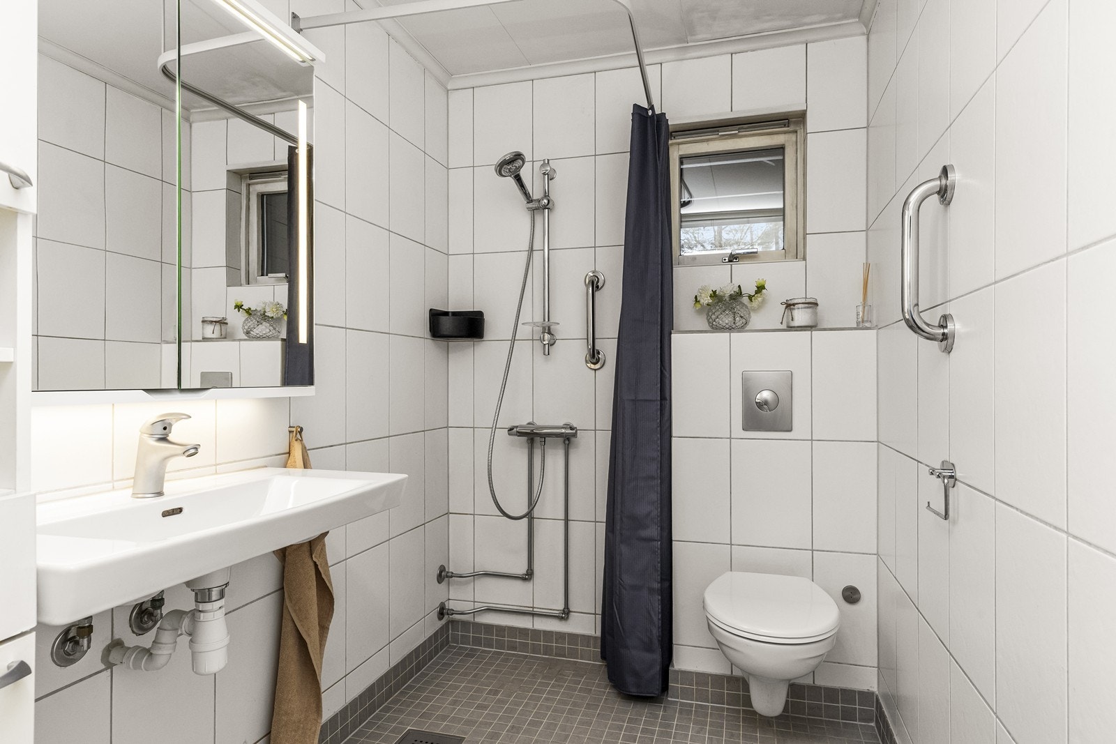 Badet i første etasje ble pent pusset opp i 2022, med flislagte overflater og gulvvarme. Galleribilde