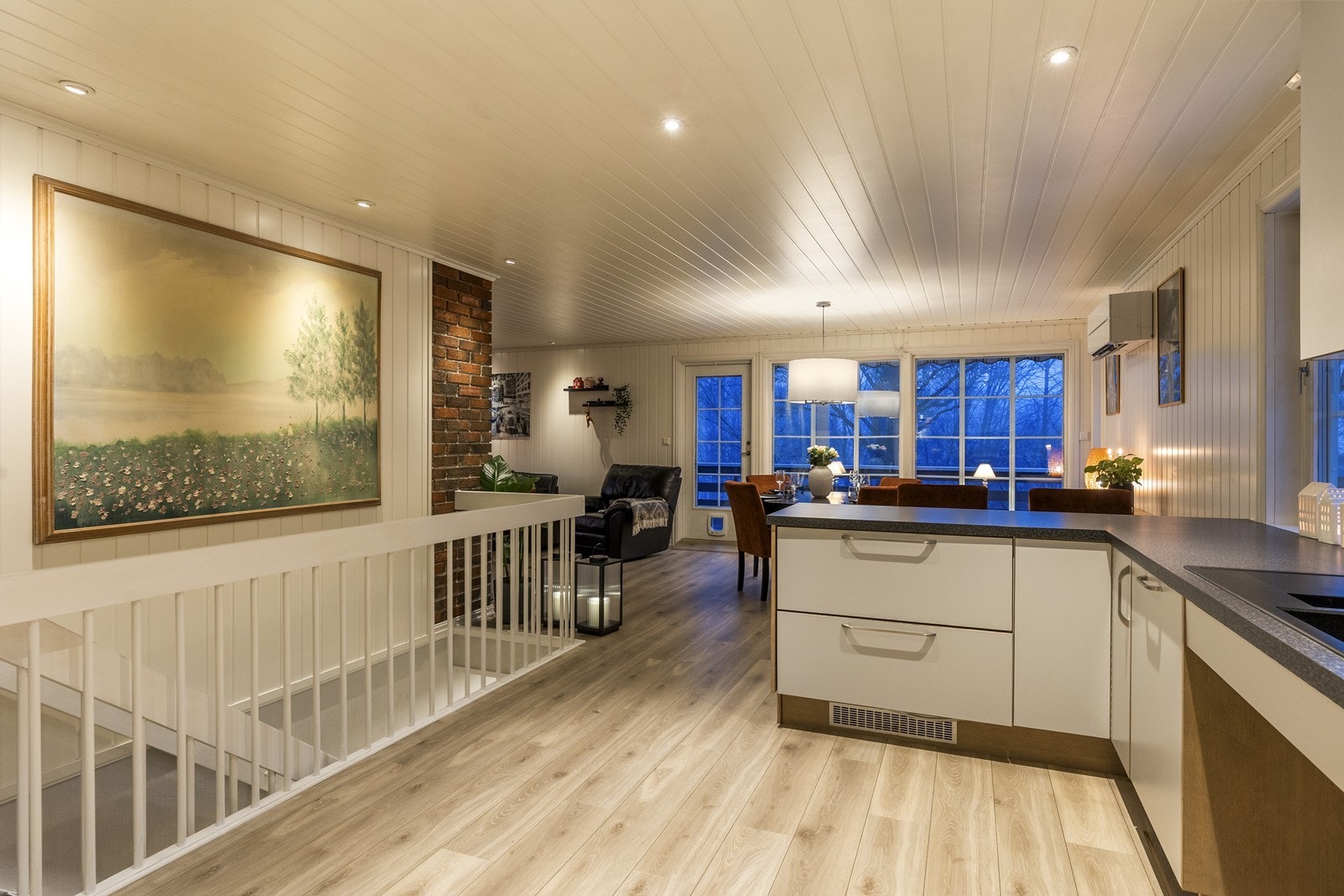 Gjennomgående og enhetlige overflater binder rommene i første etasje sammen. Galleribilde