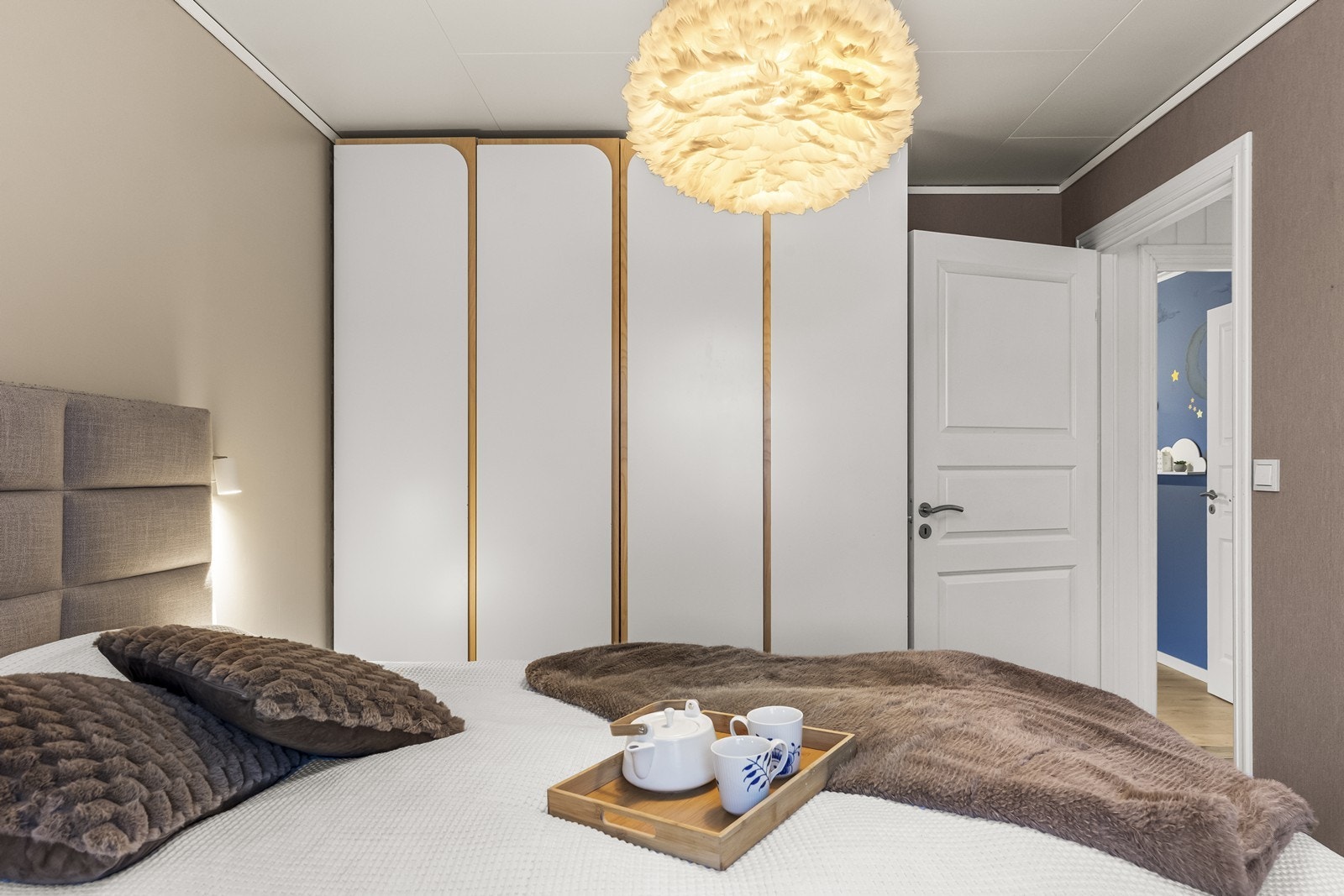 Hovedsoverommet har god plass til dobbeltseng og garderobeløsning. Galleribilde