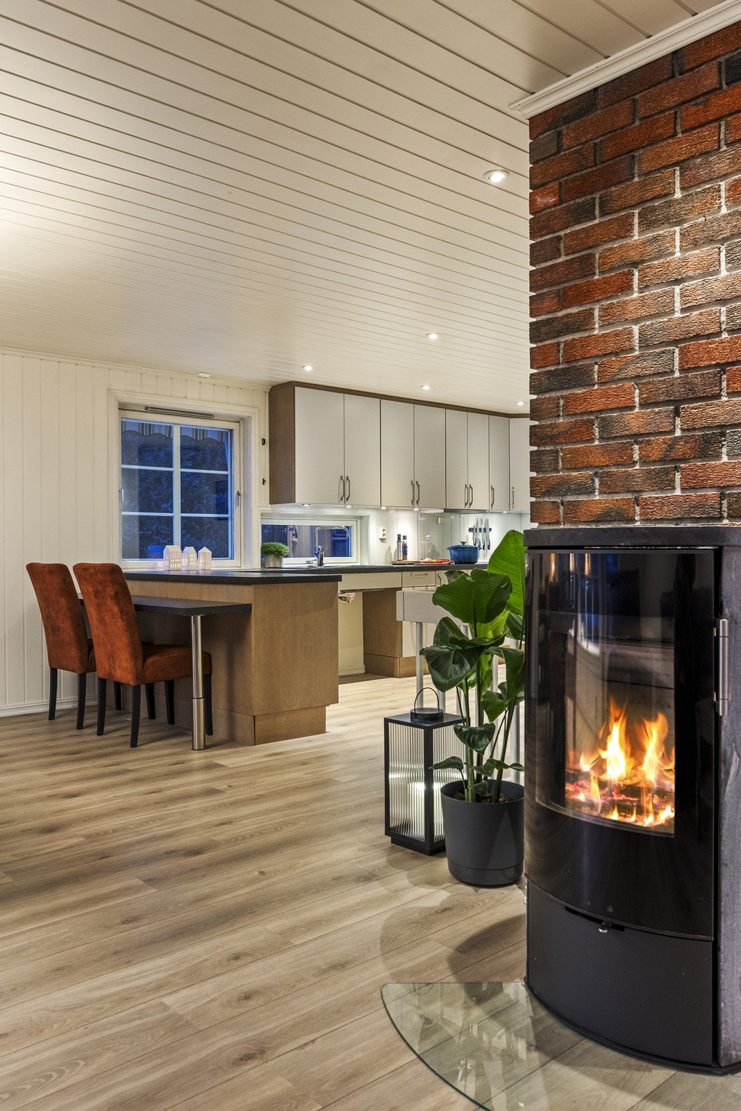 Vedovnen er sentralt plassert og gir varme til hele oppholdsrommet. Galleribilde