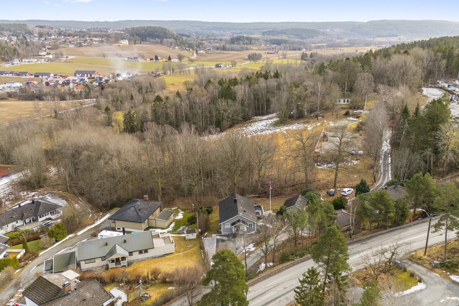Området har god tilgang til turmuligheter i nærliggende skog og mark. Galleribilde