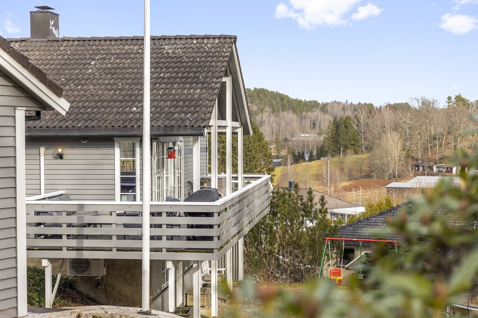 Utsikt over nærområdet fra terrassen. Galleribilde