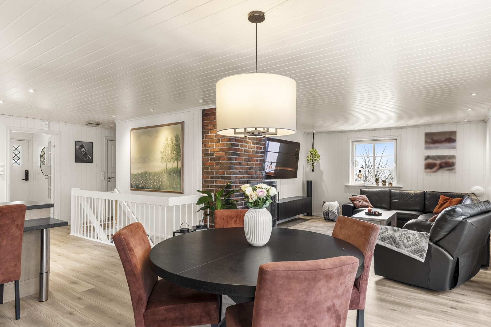 Den åpne løsningen gir en fin oversikt og binder sammen sonene for matlaging og avslapning. Galleribilde