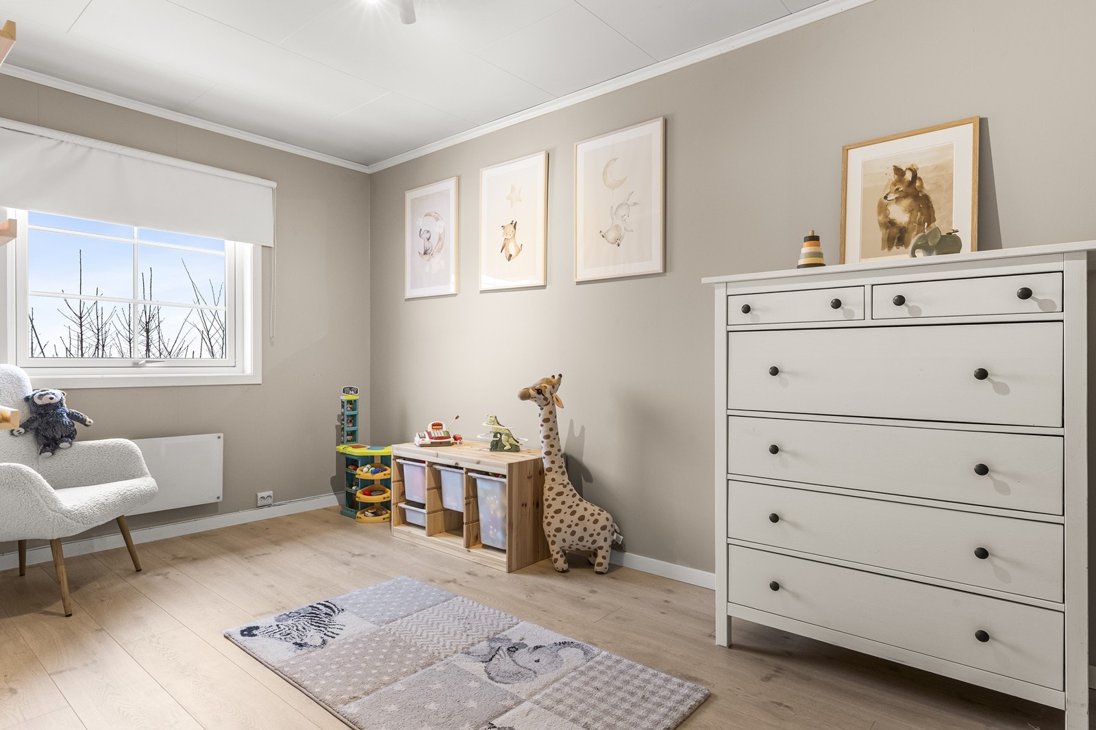 Det andre soverommet i etasjen egner seg godt som barnerom eller kontor. Pusset opp i 2023. Galleribilde