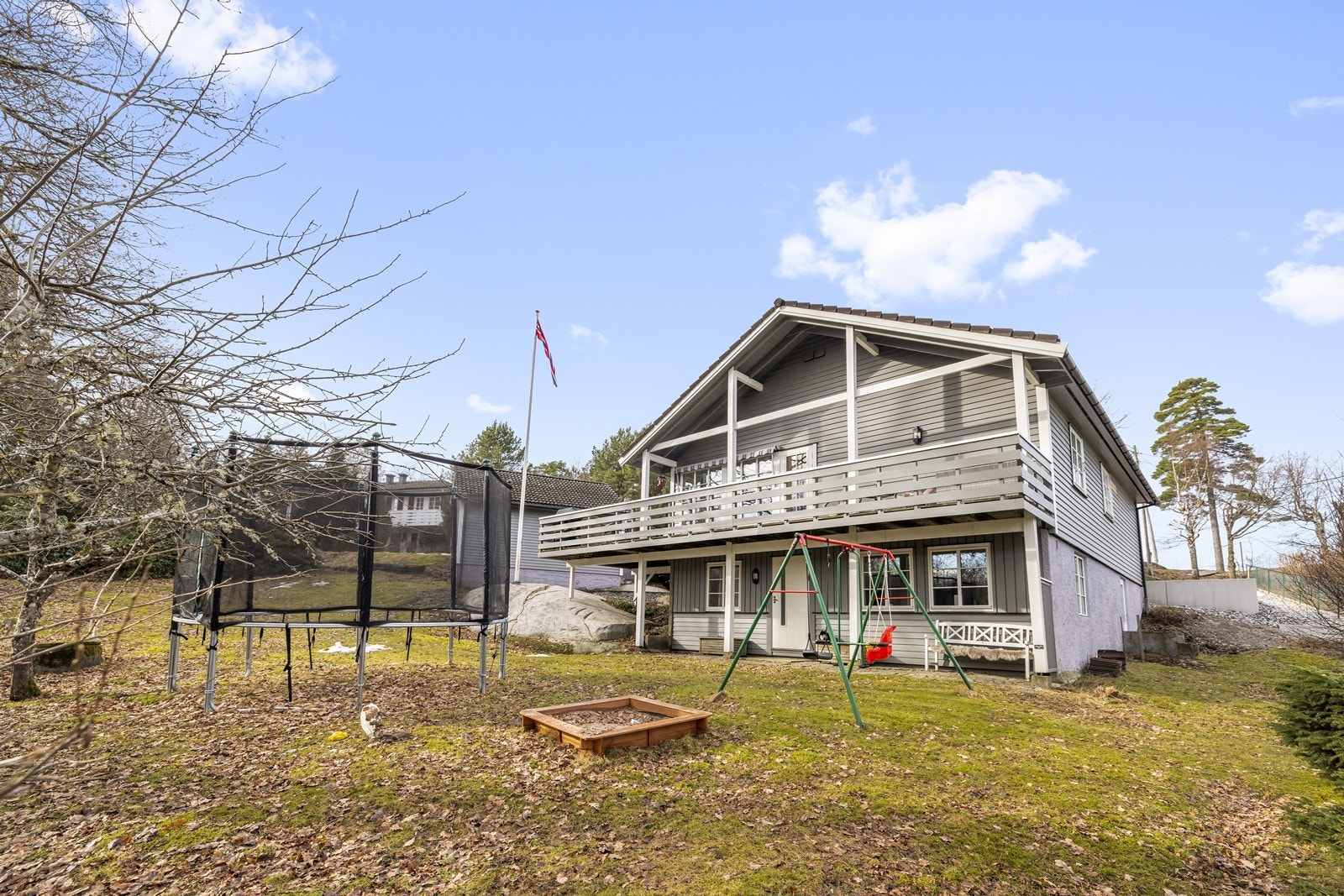 En barnevennlig hage med plass til både trampoline og sandkasse. Galleribilde