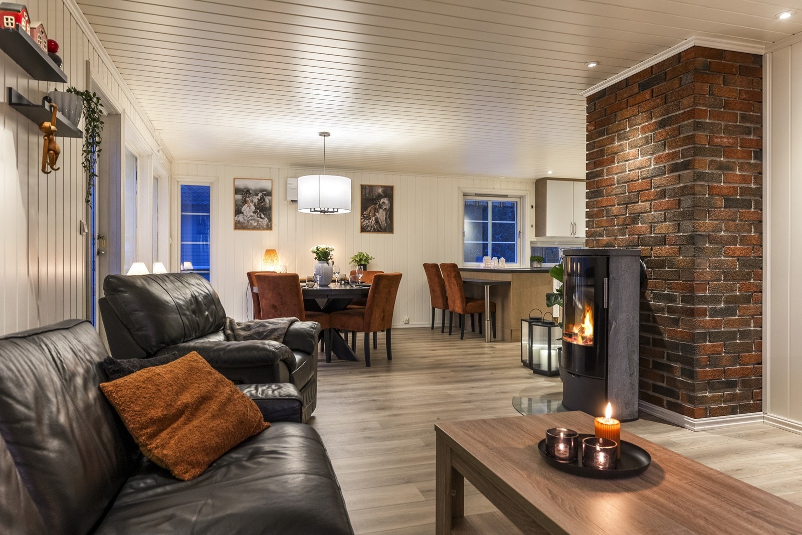 Stuen har god plass til både sofagruppe og spisebord. Galleribilde