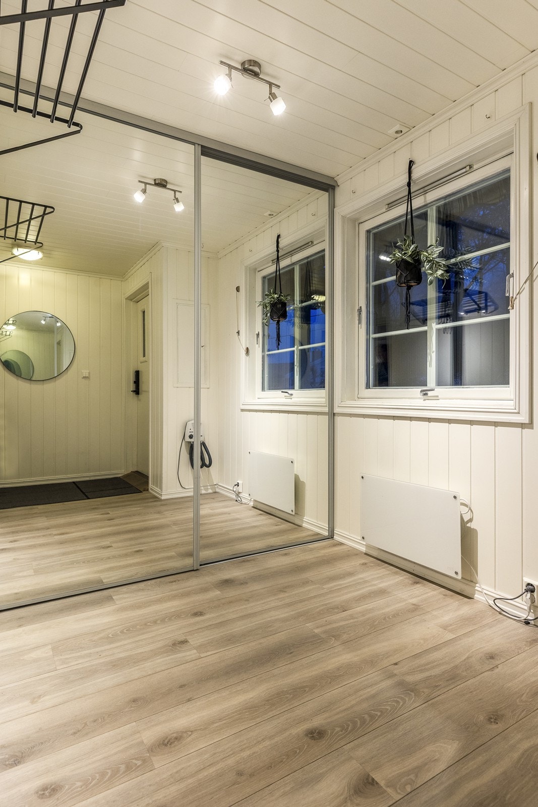 Entréen har laminat på gulvet og god plass til oppbevaring i skyvedørsgarderobe. Galleribilde